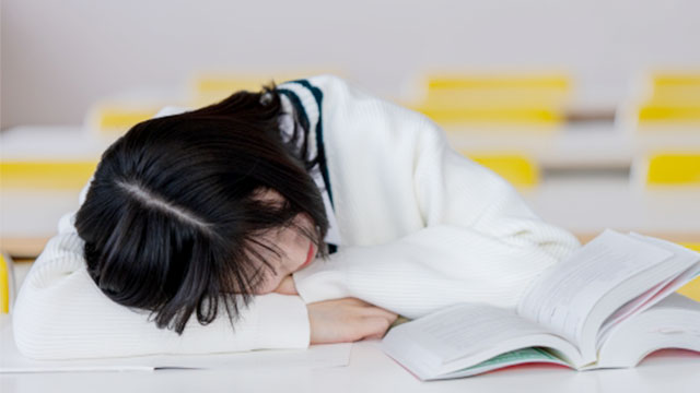 勉強中に眠い時は寝たほうがいい？｜仮眠の効果や最適な時間を詳しく解説